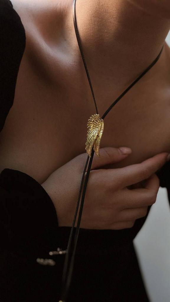 Кулон на шнурке с крыльями