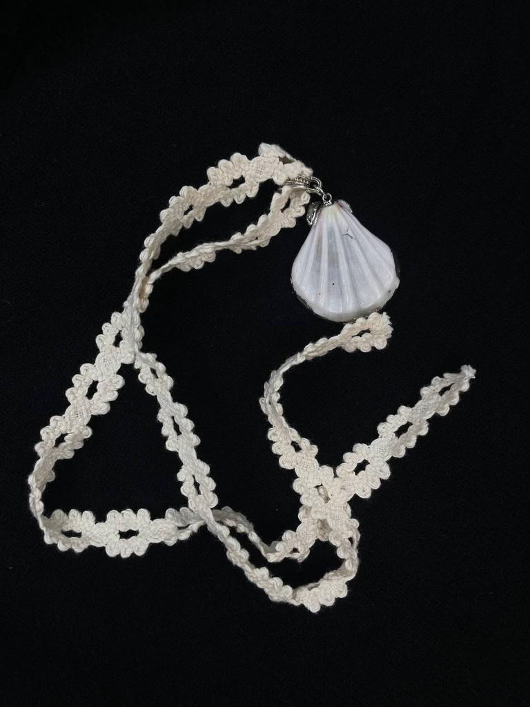 Колье «Ракушка» на белом кружеве