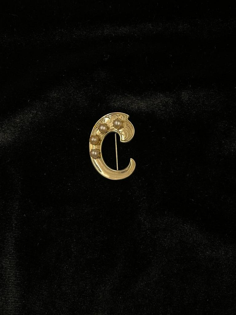 Винтажная брошь «С четырьмя жемчужинками»