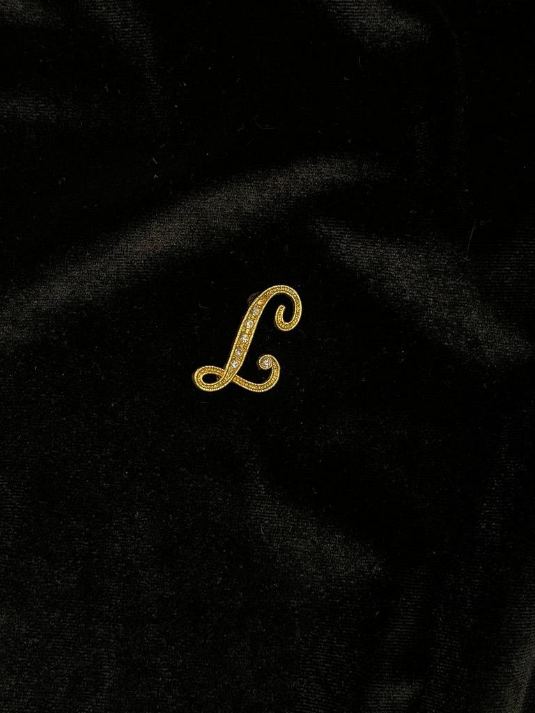 Винтажная брошь «Буква в россыпи кристаллов»