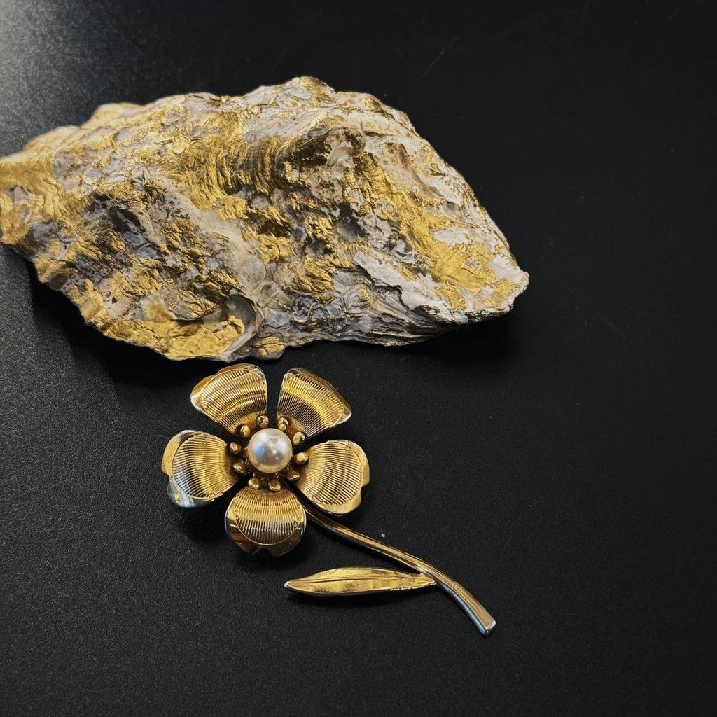 Винтажная брошь "Золотистый цветок"