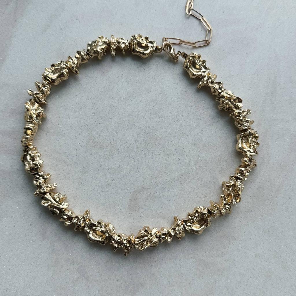 Ожерелье "Трансформация бликов света" в золотом оттенке