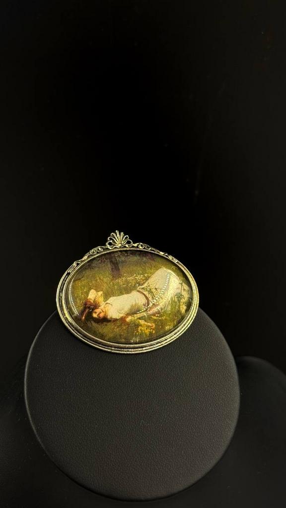 Брошь «Дева на лугу»