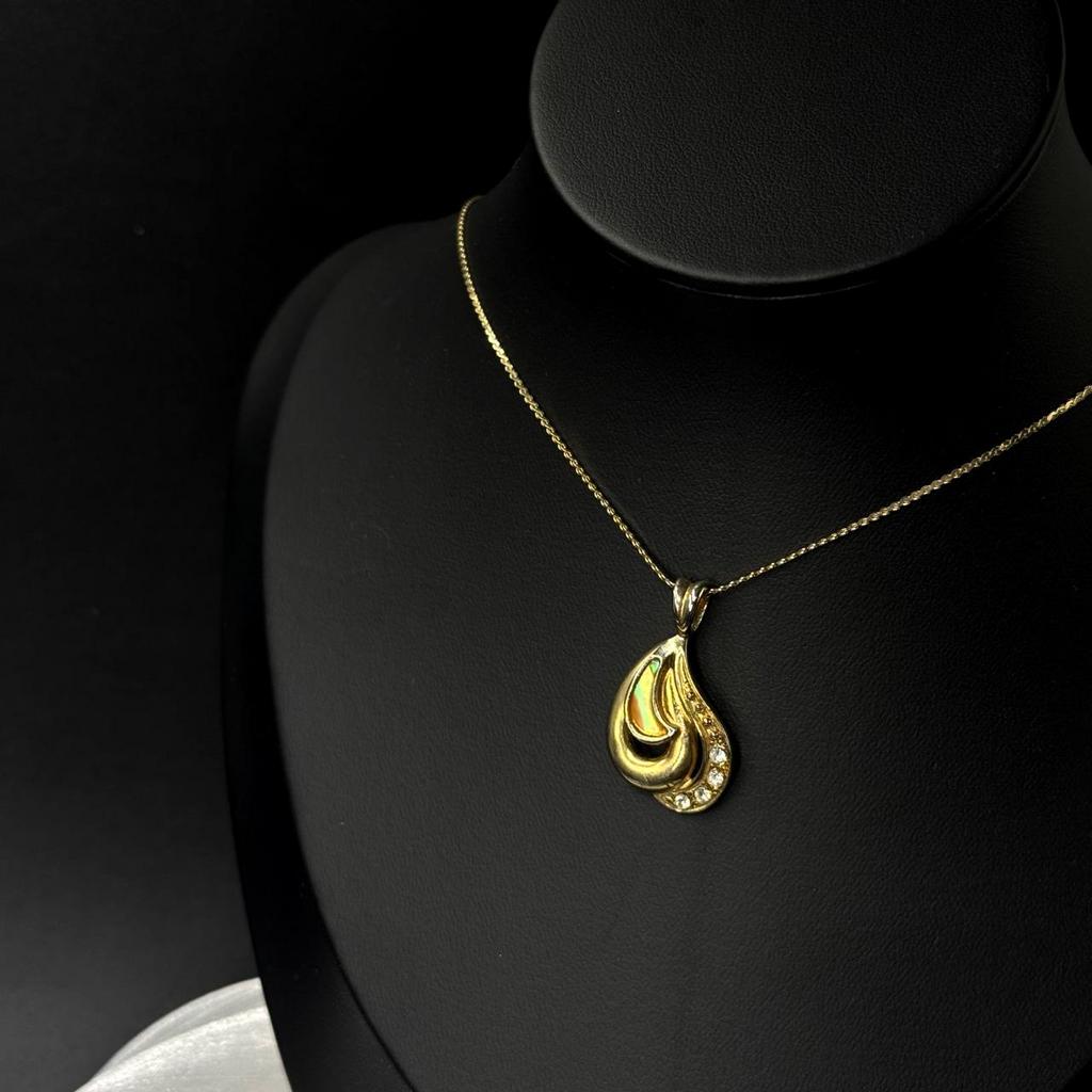 Винтажное колье желтого цвета со вставками из перламутра и белых стразов