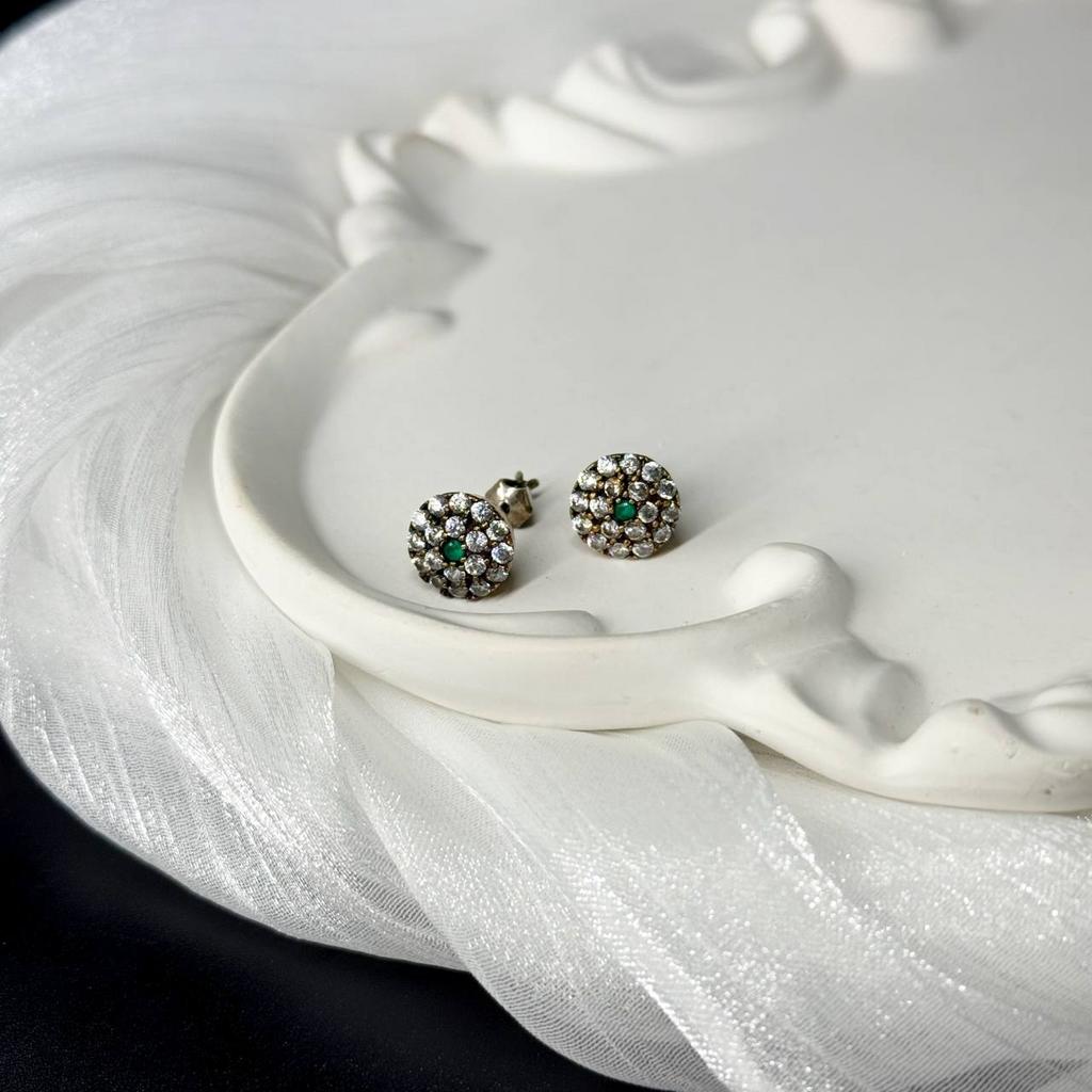 Винтажные серьги из желтого металла со вставками из белых и зеленых стразов