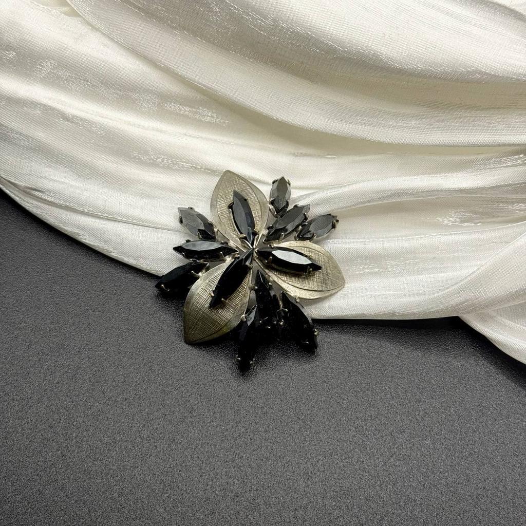 Винтажная брошь "Elegance Intemporelle", США, 70е