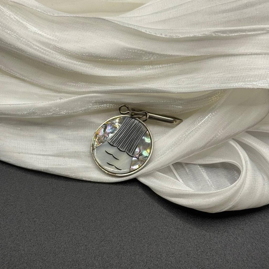 Винтажный кулон "Анонимная муза", США, 70е, нат. перламутр