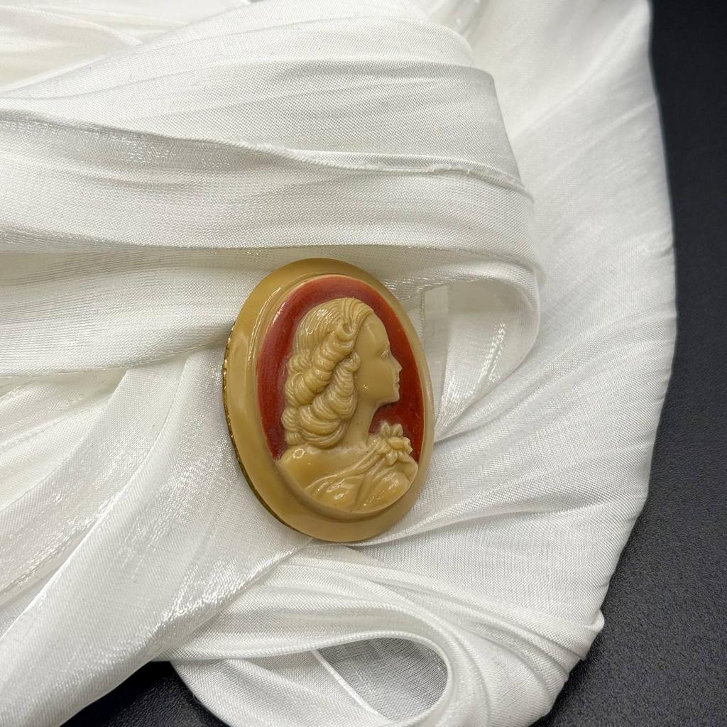Винтажная брошь-камея "Очаровательный профиль герцогини", Англия, 60е