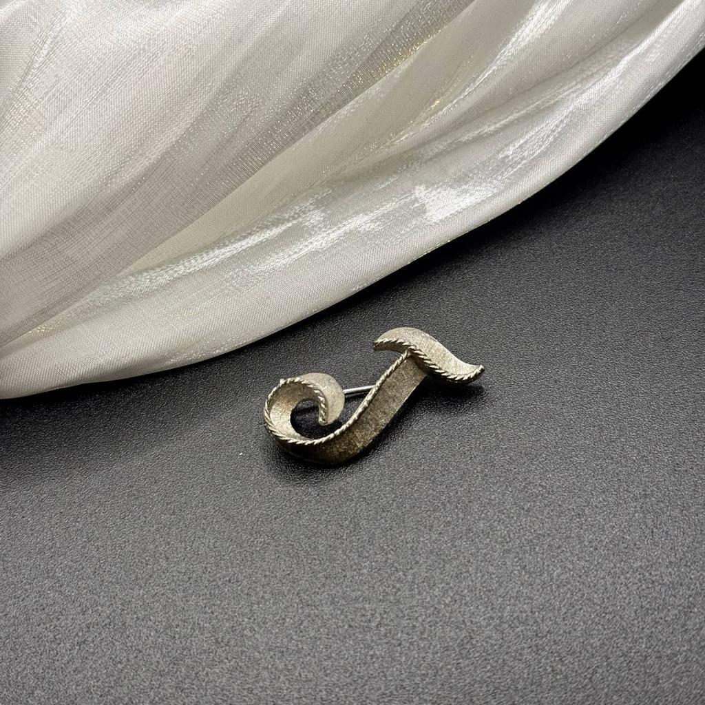 Винтажная брошь-инициал "След утерянного письма", США, 70е