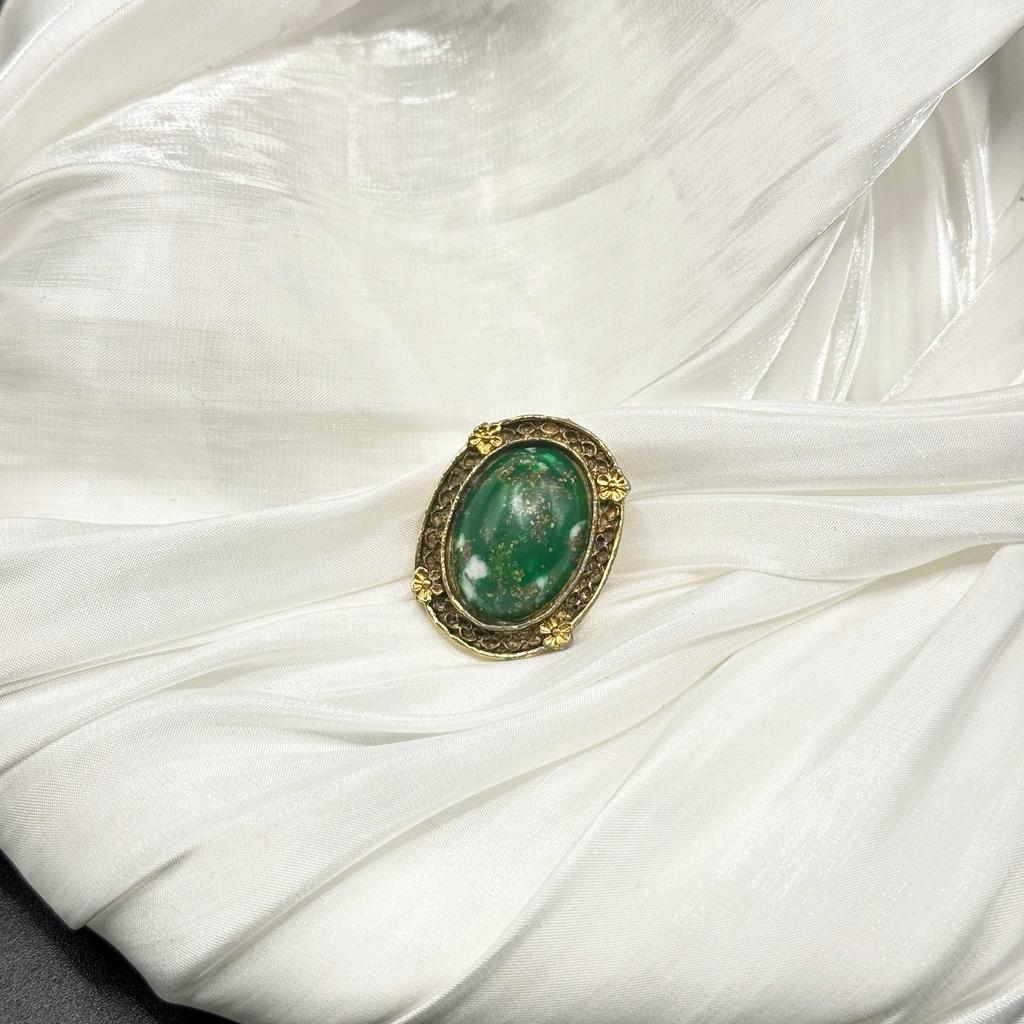 Винтажная брошь со вставкой из пекинского стекла «Малахитовое эхо», Шотландия, 60е