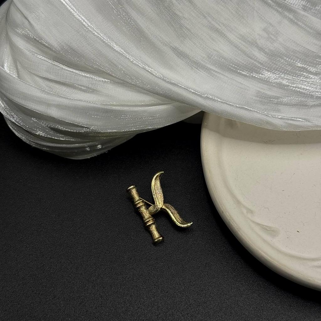 Винтажная брошь «K» 70е