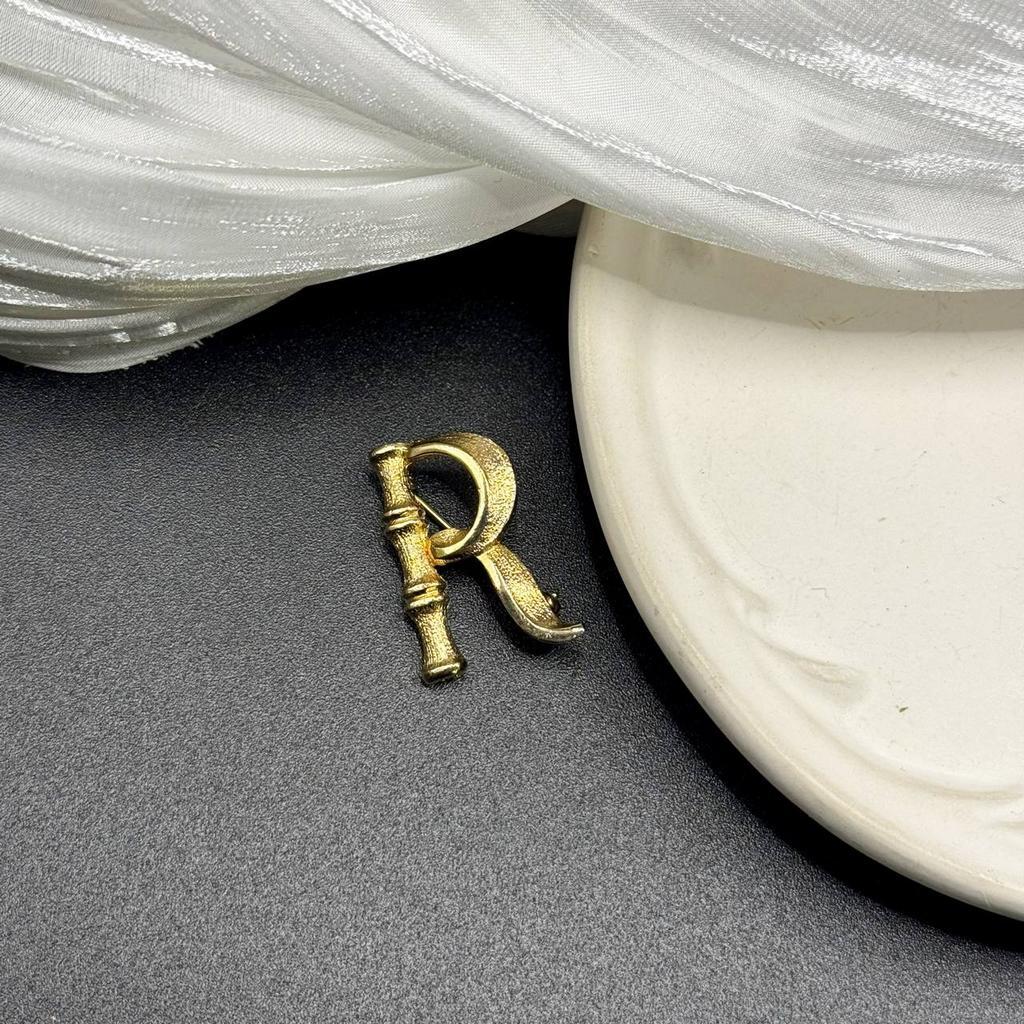 Винтажная брошь «R» 70е