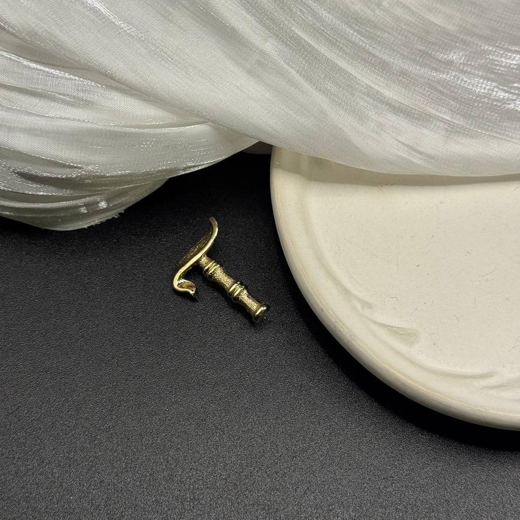 Винтажная брошь «Буква Т» 70е