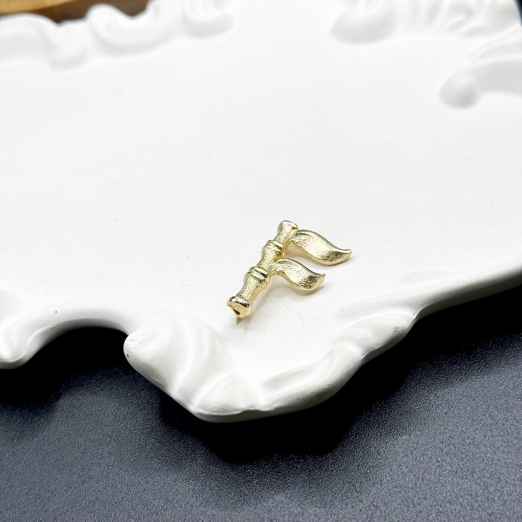 Винтажная брошь «F» 70е