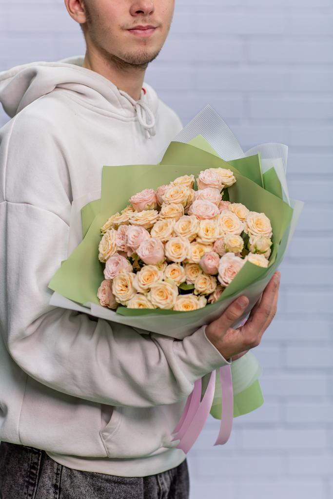 Арт. 14 Букет с кустовой розой нежных оттенков