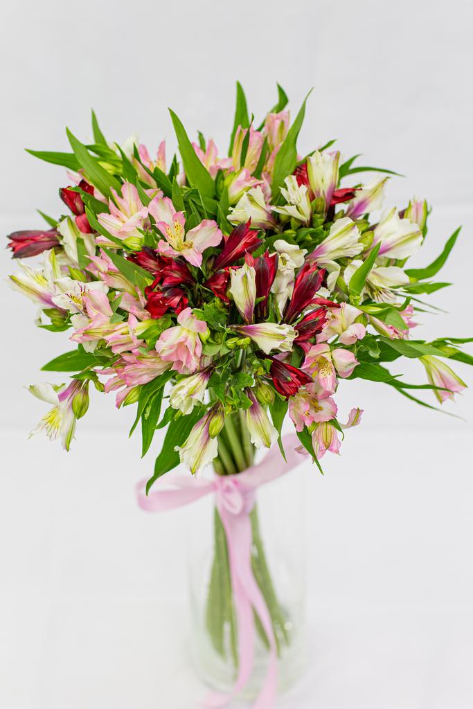 Арт. 3 Монобукет с альстромерией под ленту