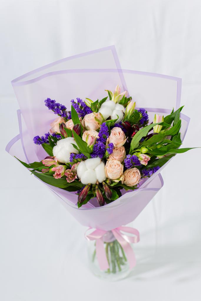 Арт. 57 Букет с белым хлопком и кустовой розой