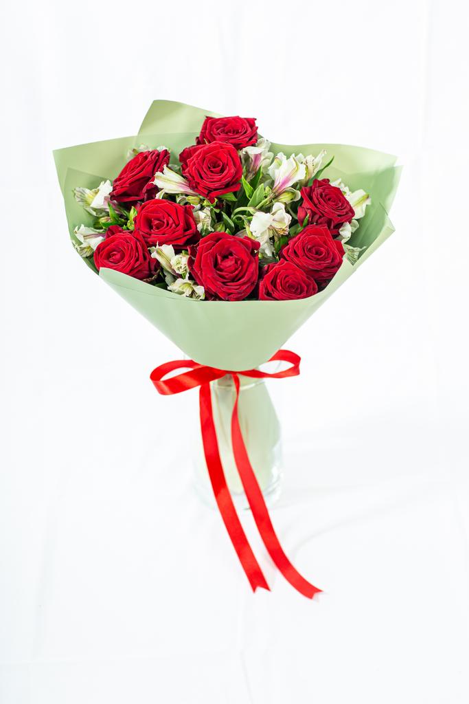Арт. 29 Букет с красной розой и альстромерией