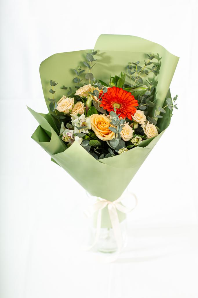 Арт. 53 Букет кремовый с рыжей герберой