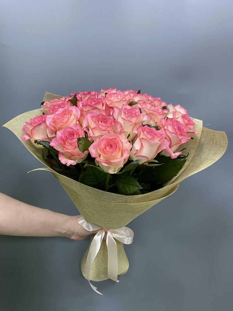 Арт. 80 Монобукет с бело-розовыми розами Джумилия