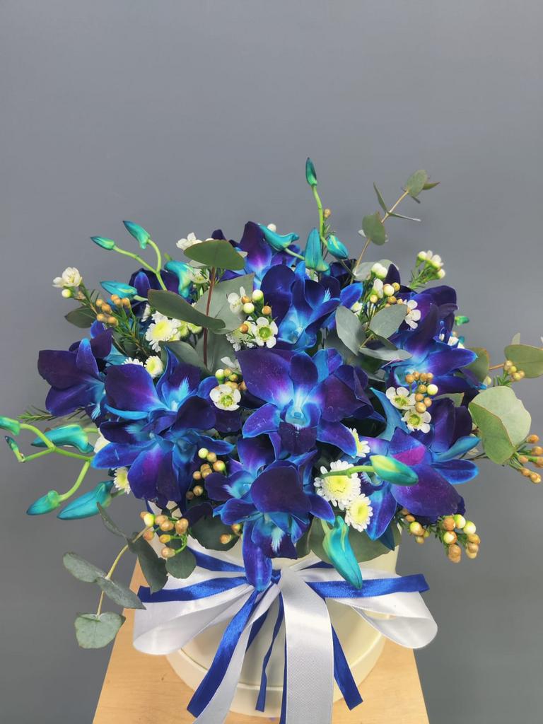 Арт. 100 Коробка с синим дендробиумом