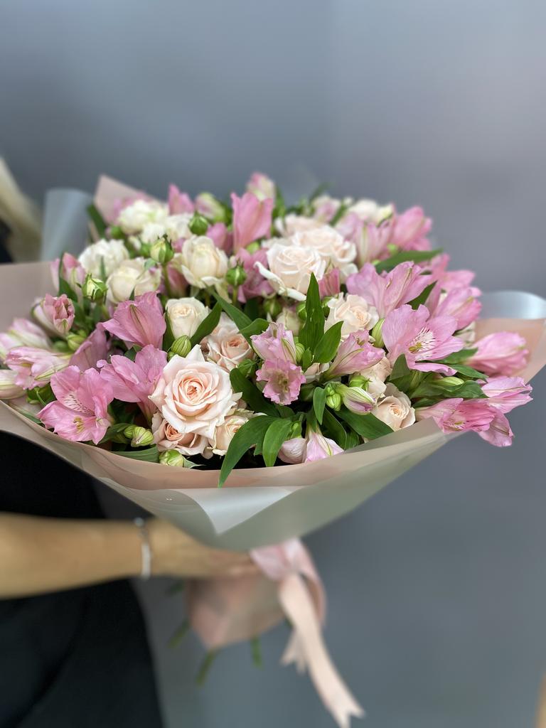 Арт. 113 Букет из кустовой розы с альстромерией