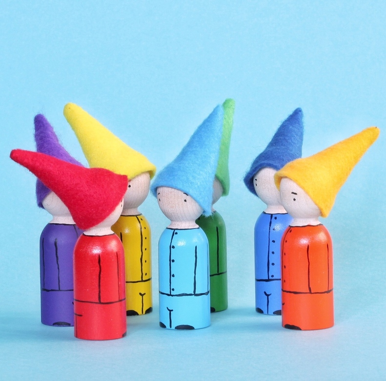 Гномы в колпачках. Радужные цвета