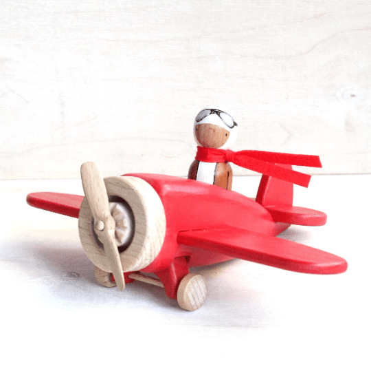 Первым делом, первым делом самолеты! Пилот и самолет Красный