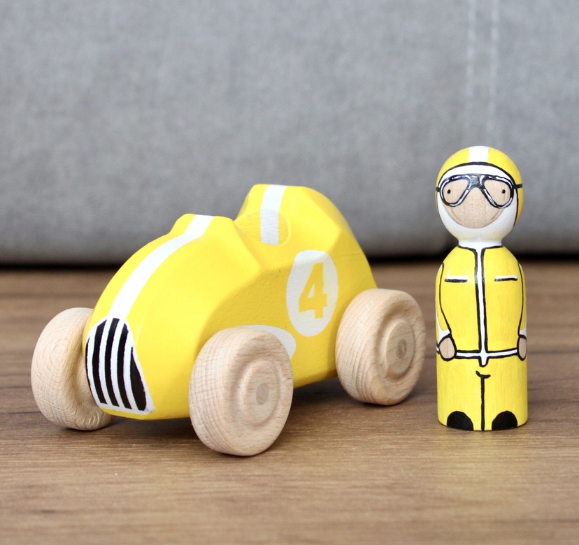 Желтая гоночная машина с водителем (+можно добавить имя и номер)