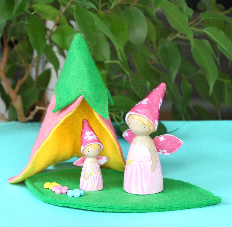 Мама фея с дочкой и цветочным домиком Игровой набор деревянных куколок Розовый