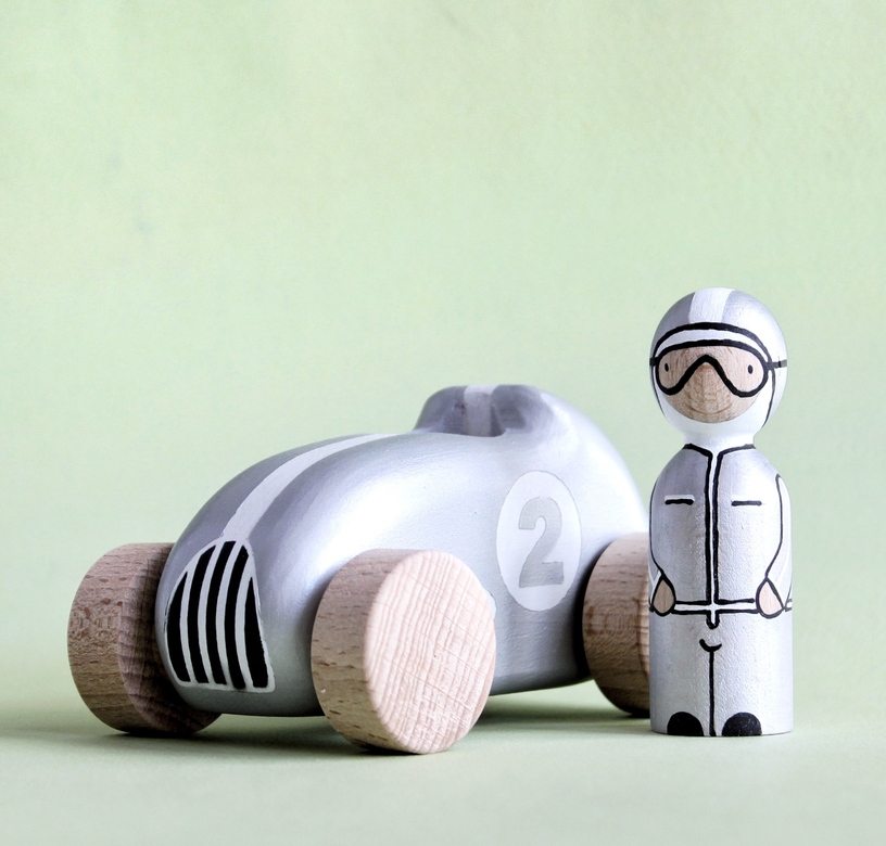 Серебряная гоночная машина с водителем (+можно добавить имя и номер)