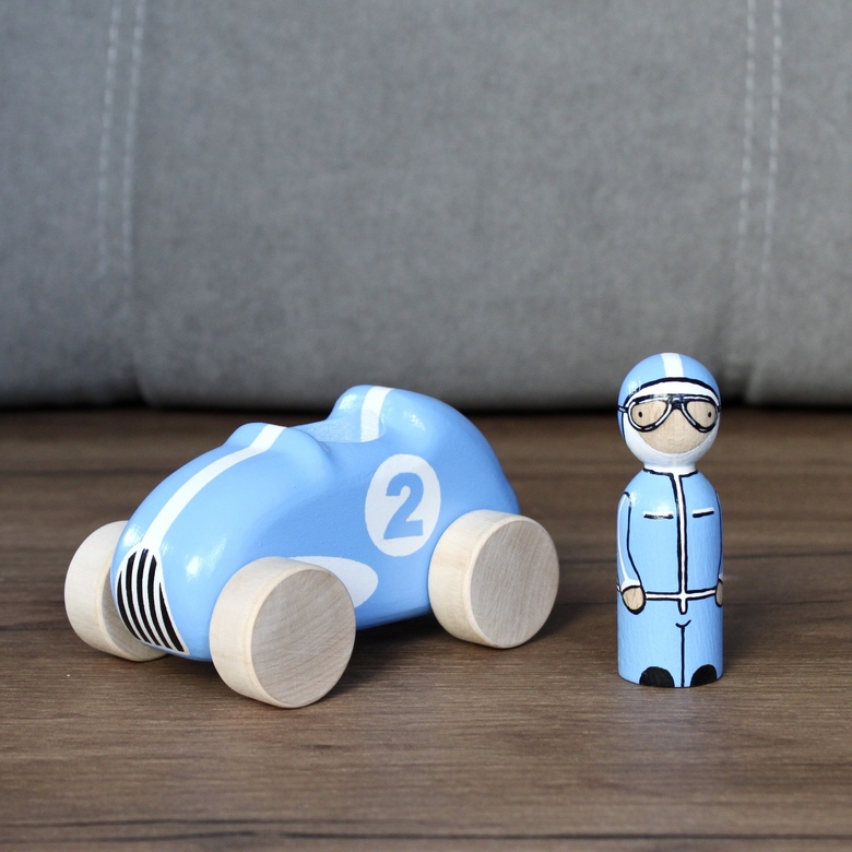 Светло-синяя гоночная машина с водителем (+можно добавить имя и номер)