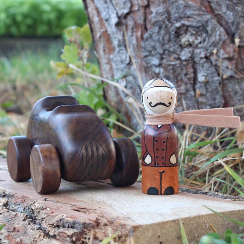 Гоночная машина из натурального ореха с водителем (+можно добавить имя и номер)