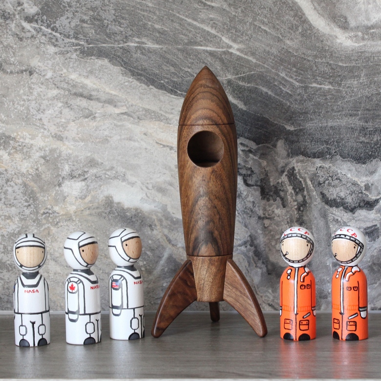 Деревянная ракета из натурального ореха с космонавтом на выбор