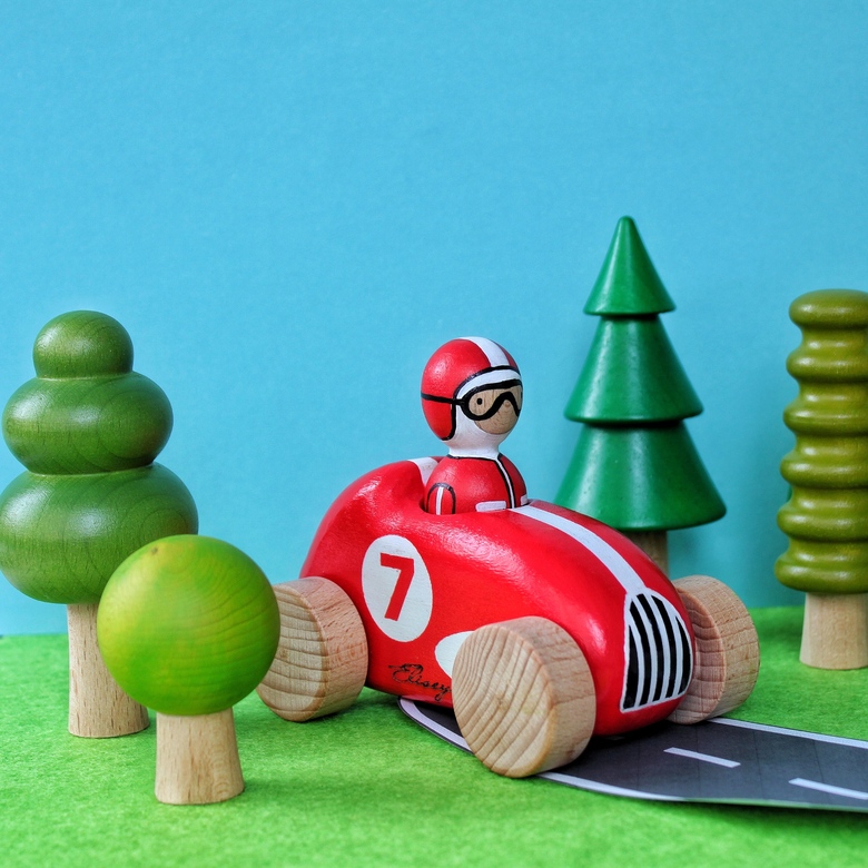 Красная гоночная машина с водителем (+можно добавить имя и номер)