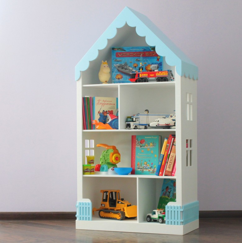 Домик с заборчиком и фигурной крышей