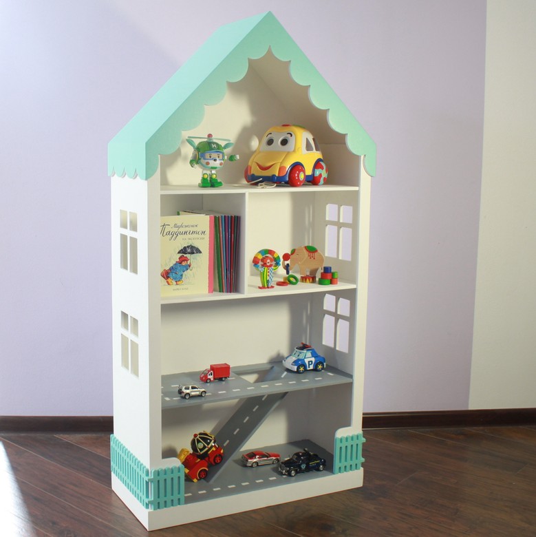 Домик с дорогой, заборчиком и фигурной крышей