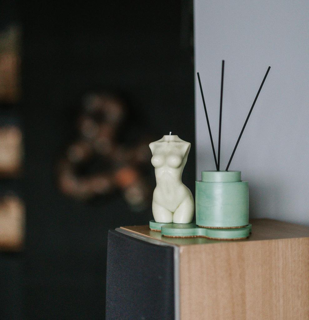Свеча женский торс VENUS MATCHA