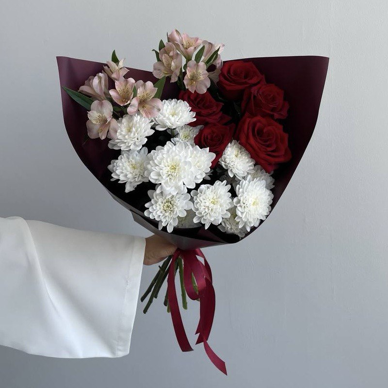 Яркий букет с розами и хризантемами