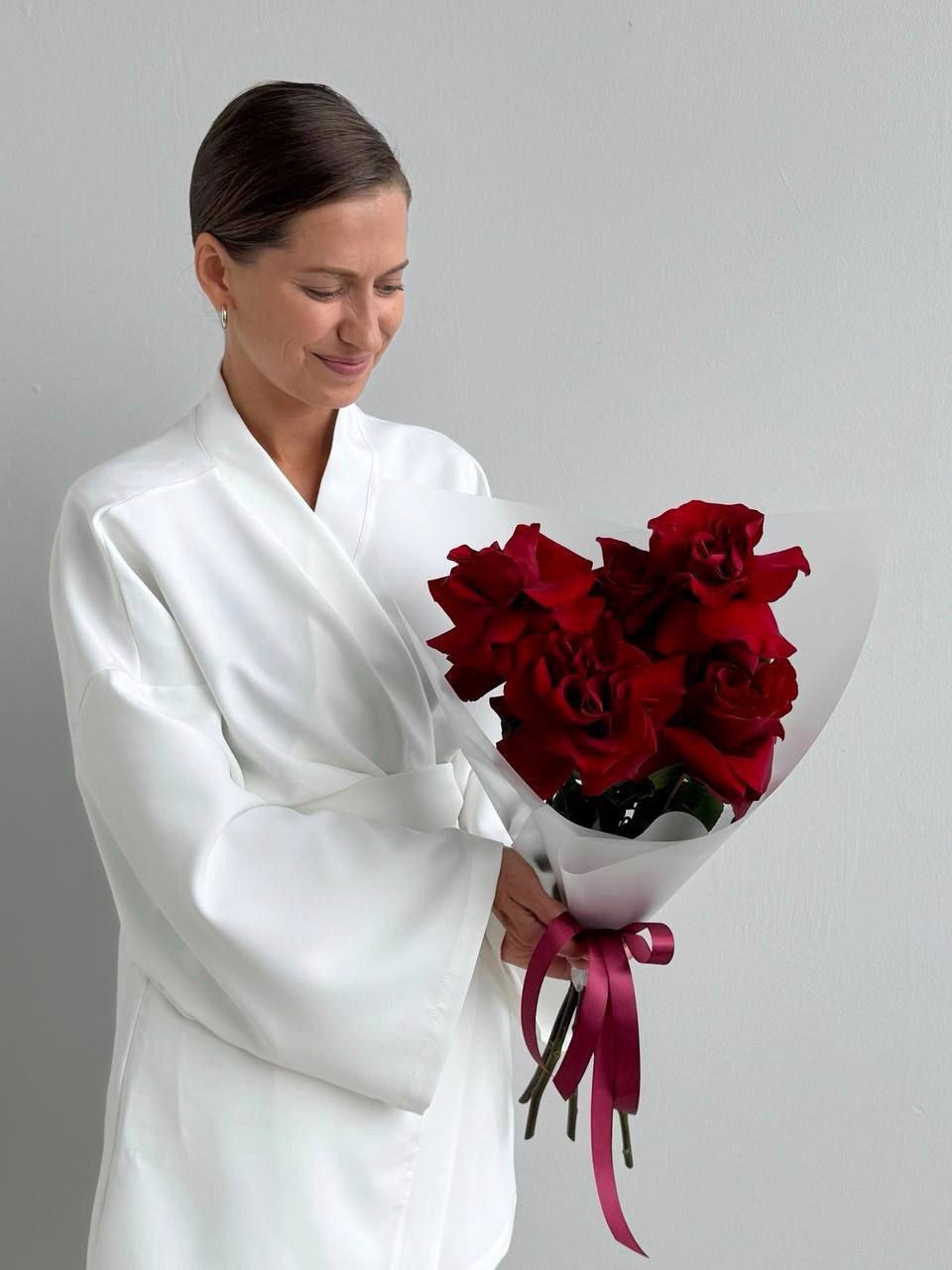 Элегантный букет из красных французских роз 5 шт