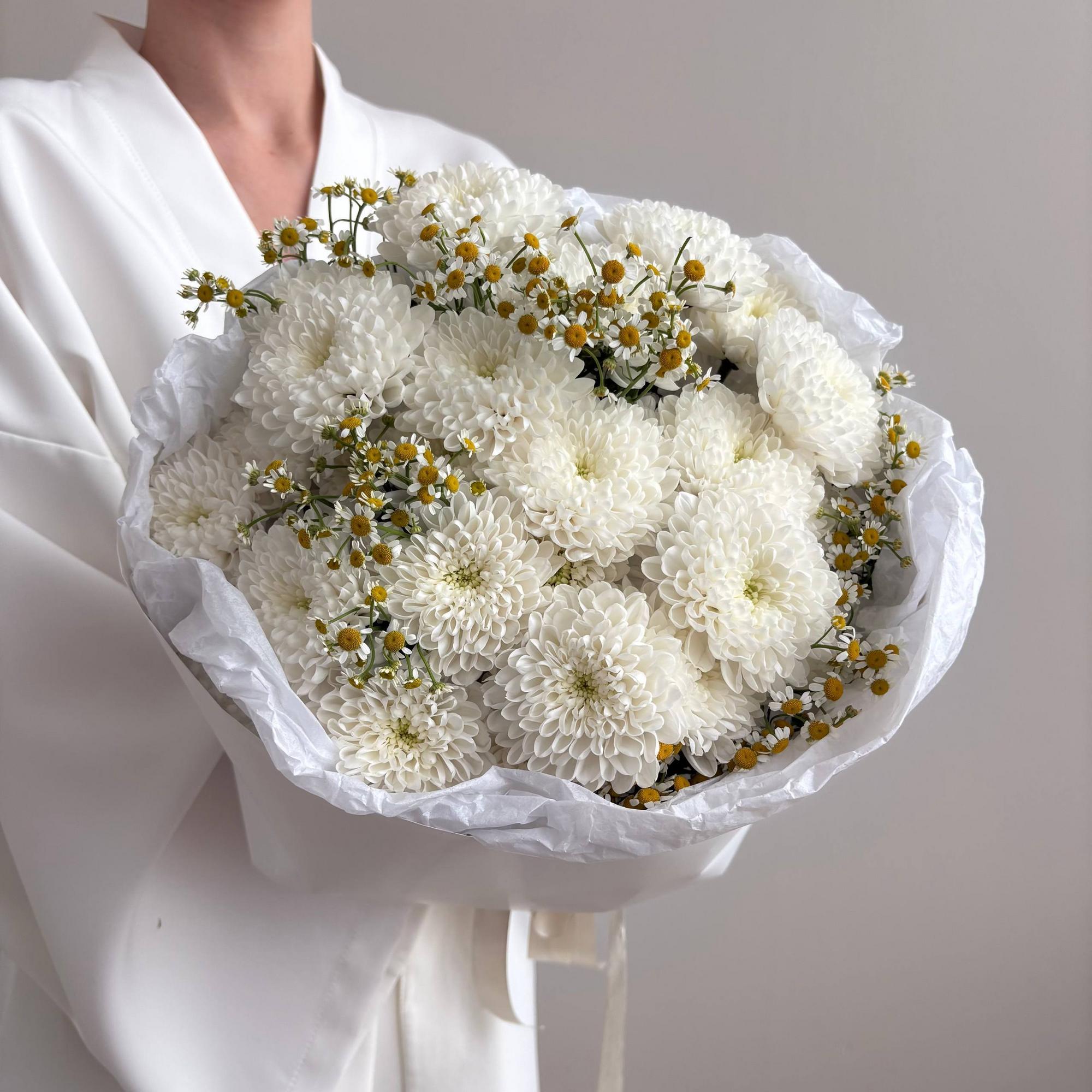 Уютный букет с хризантемами и ромашками M