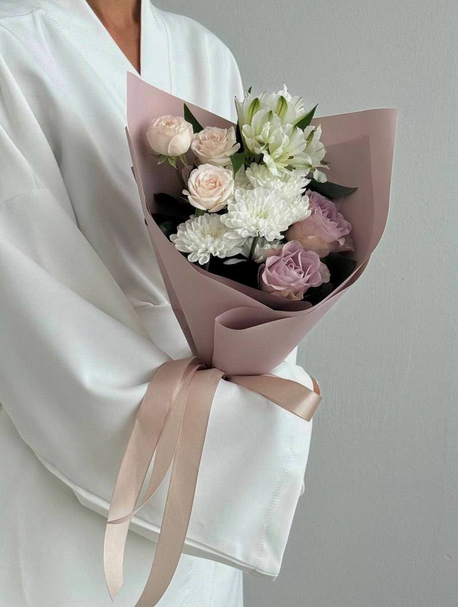 Сборный букет с кустовыми розами XS