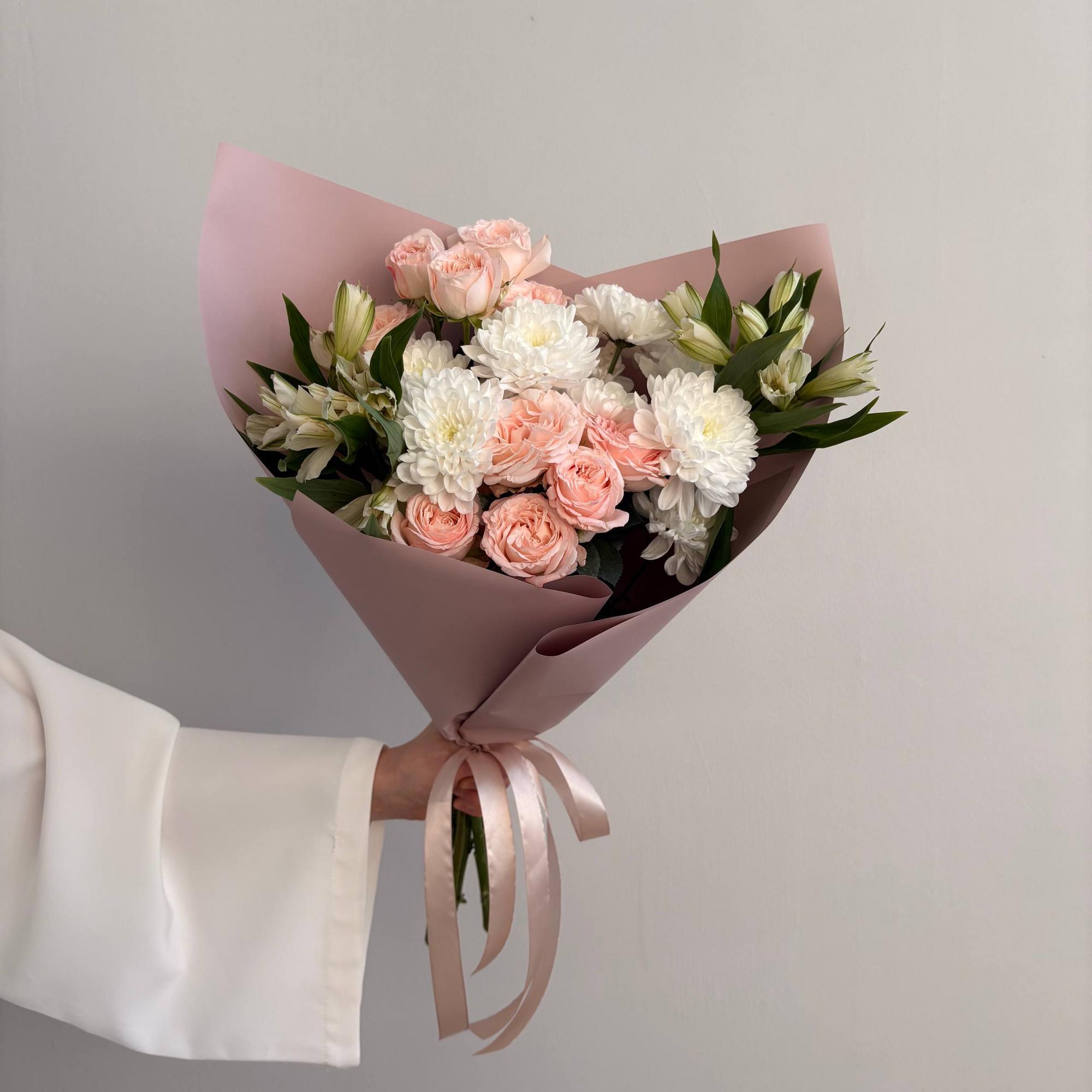 Органичный букет с хризаниемами и розами