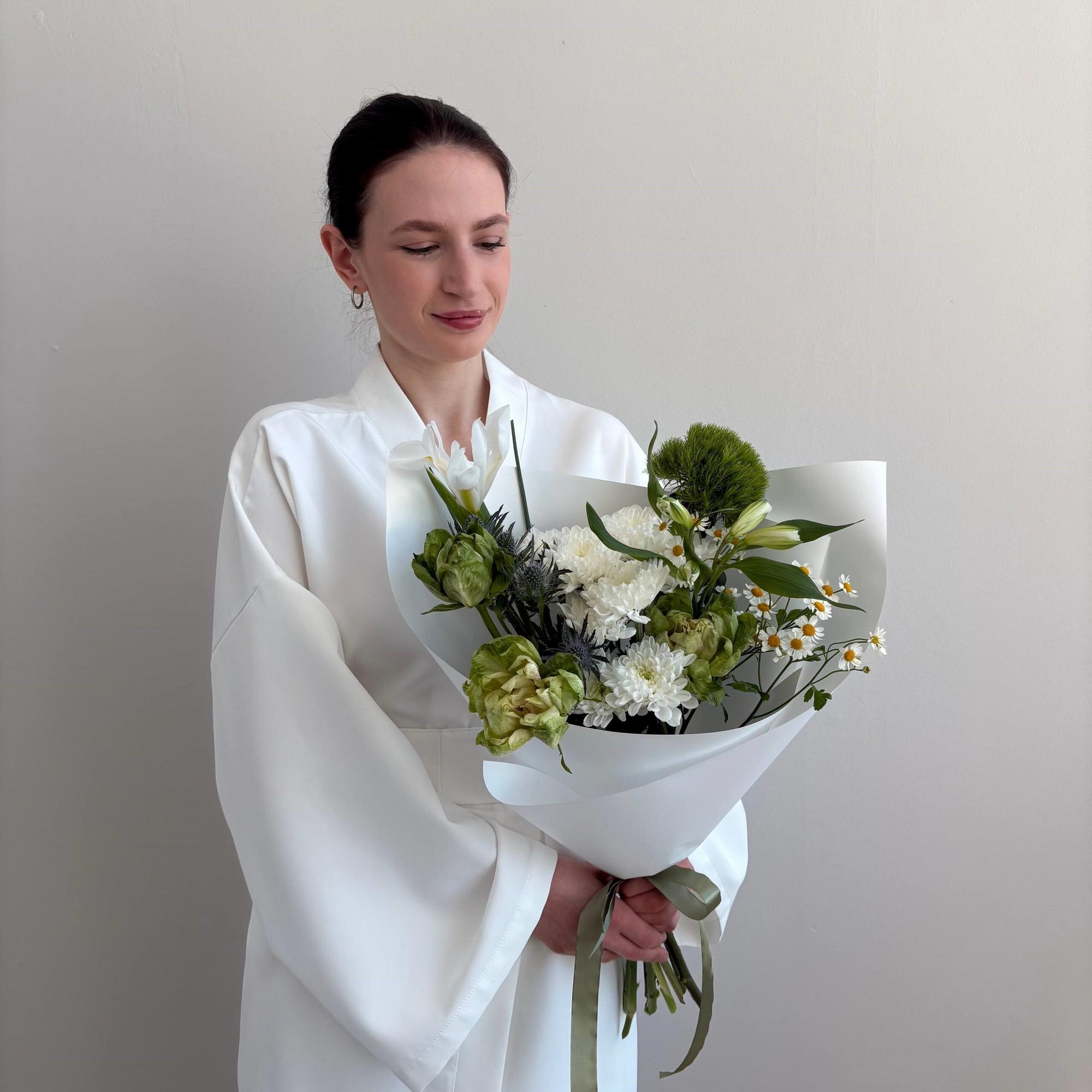 Легкий букет с розами Вегги