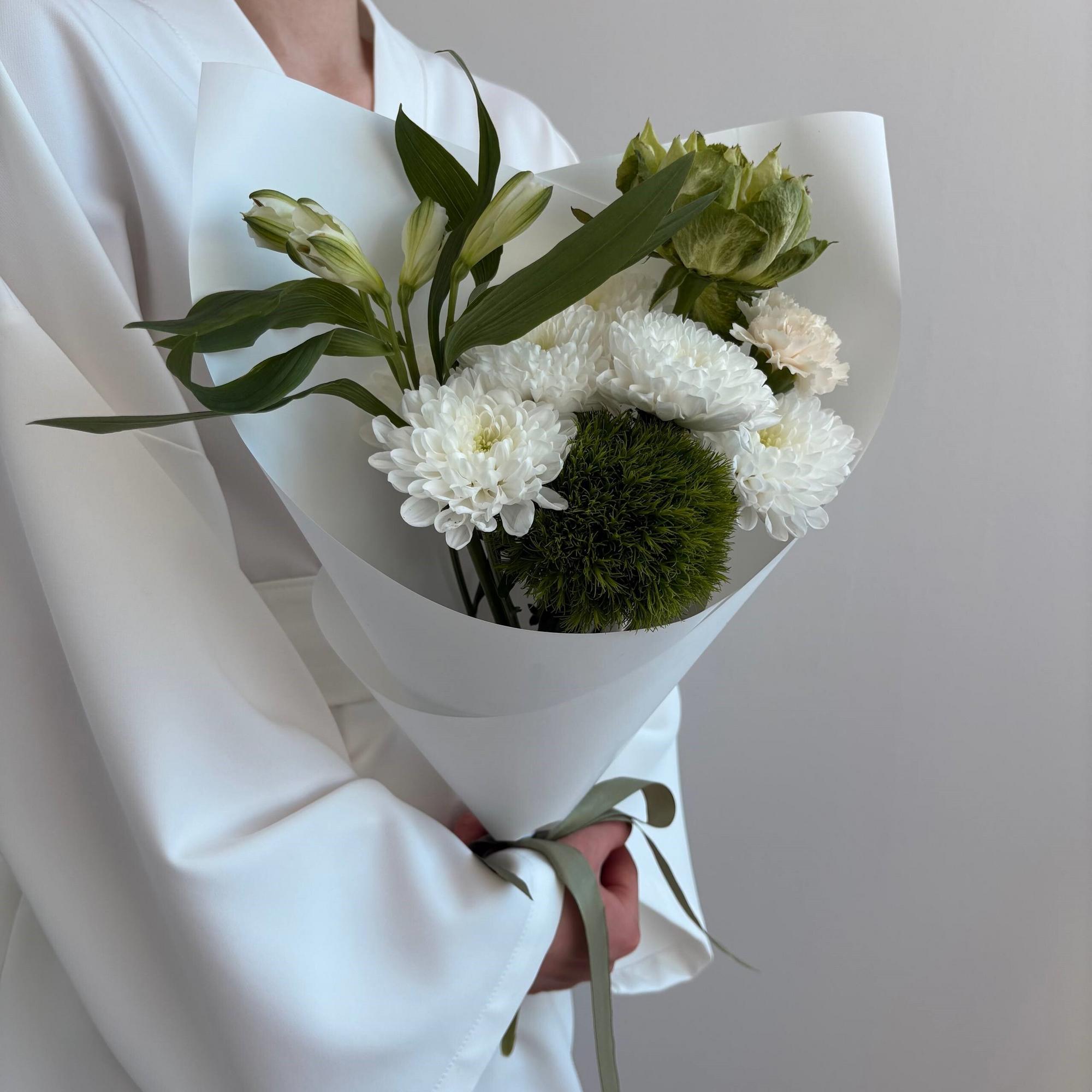 Невесомый букет с гвоздикой Барбатус