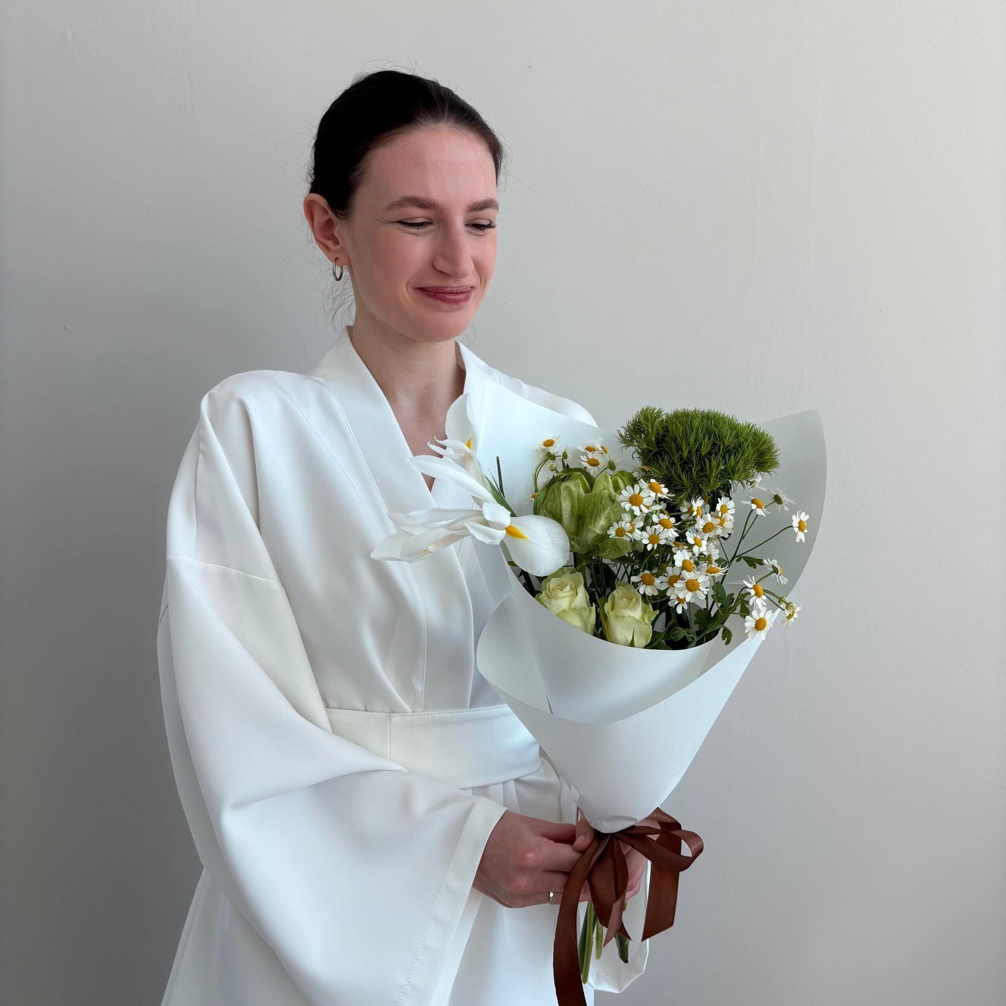 Полевой букет ромашками и розами