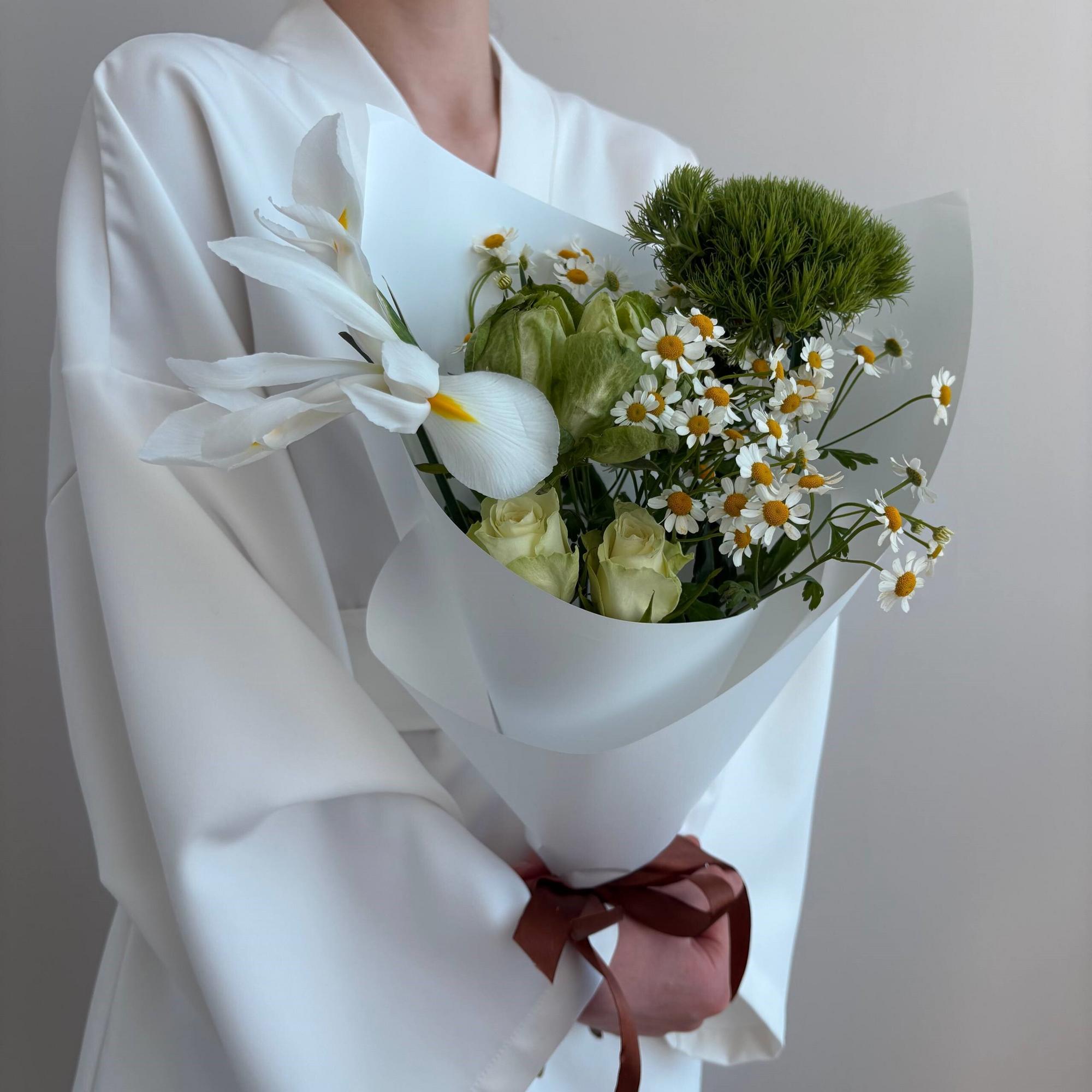 Полевой букет ромашками и розами