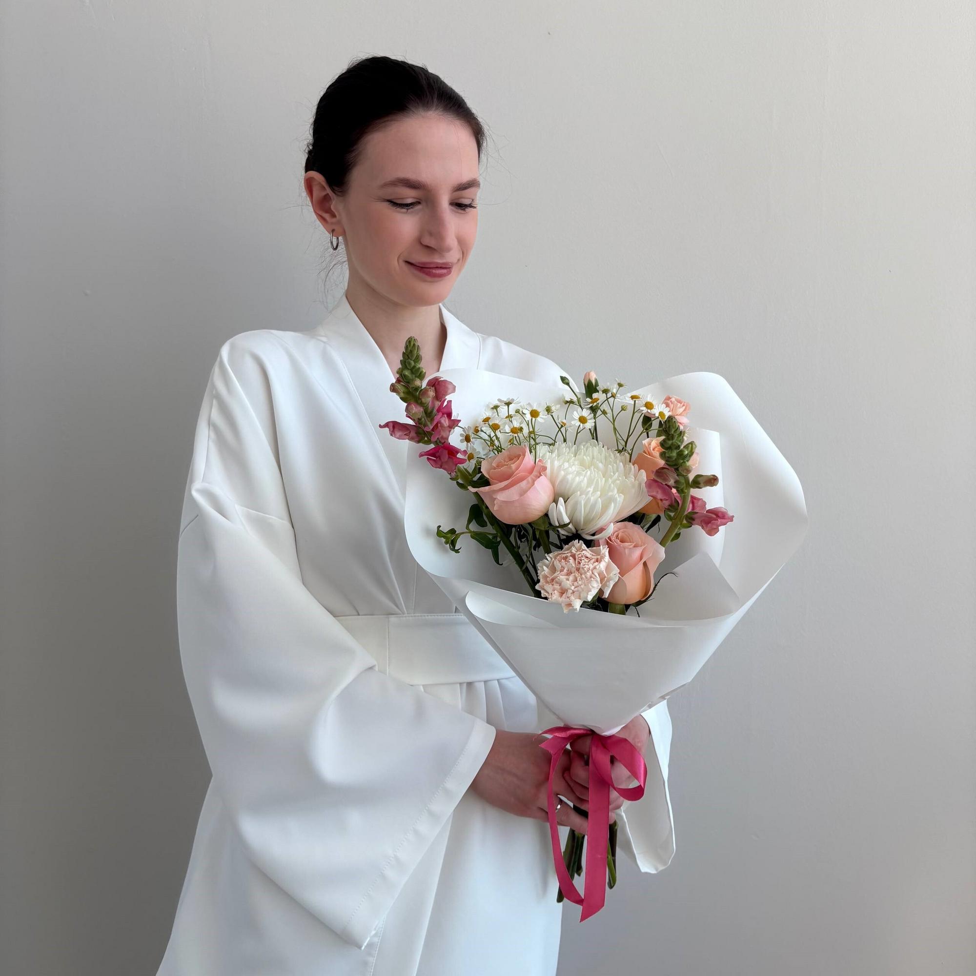 Нежный сборный букет с антирринумом