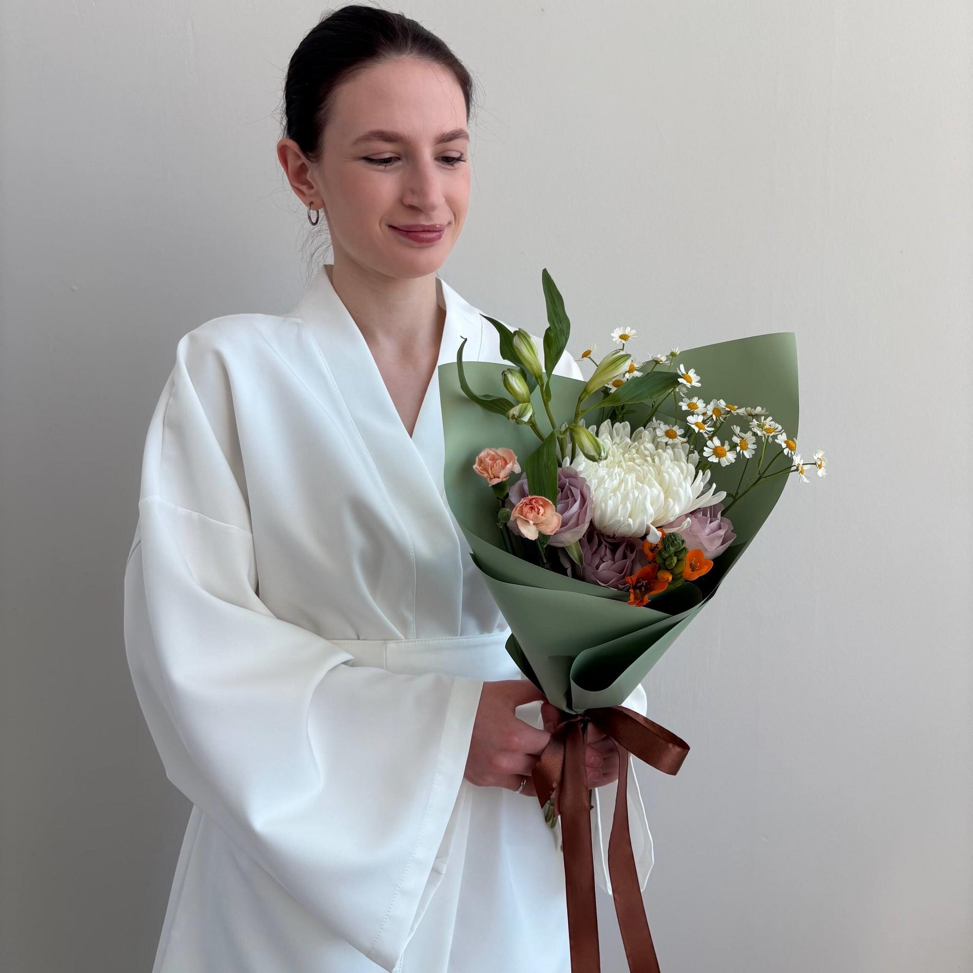 Интересный букет с ромашками