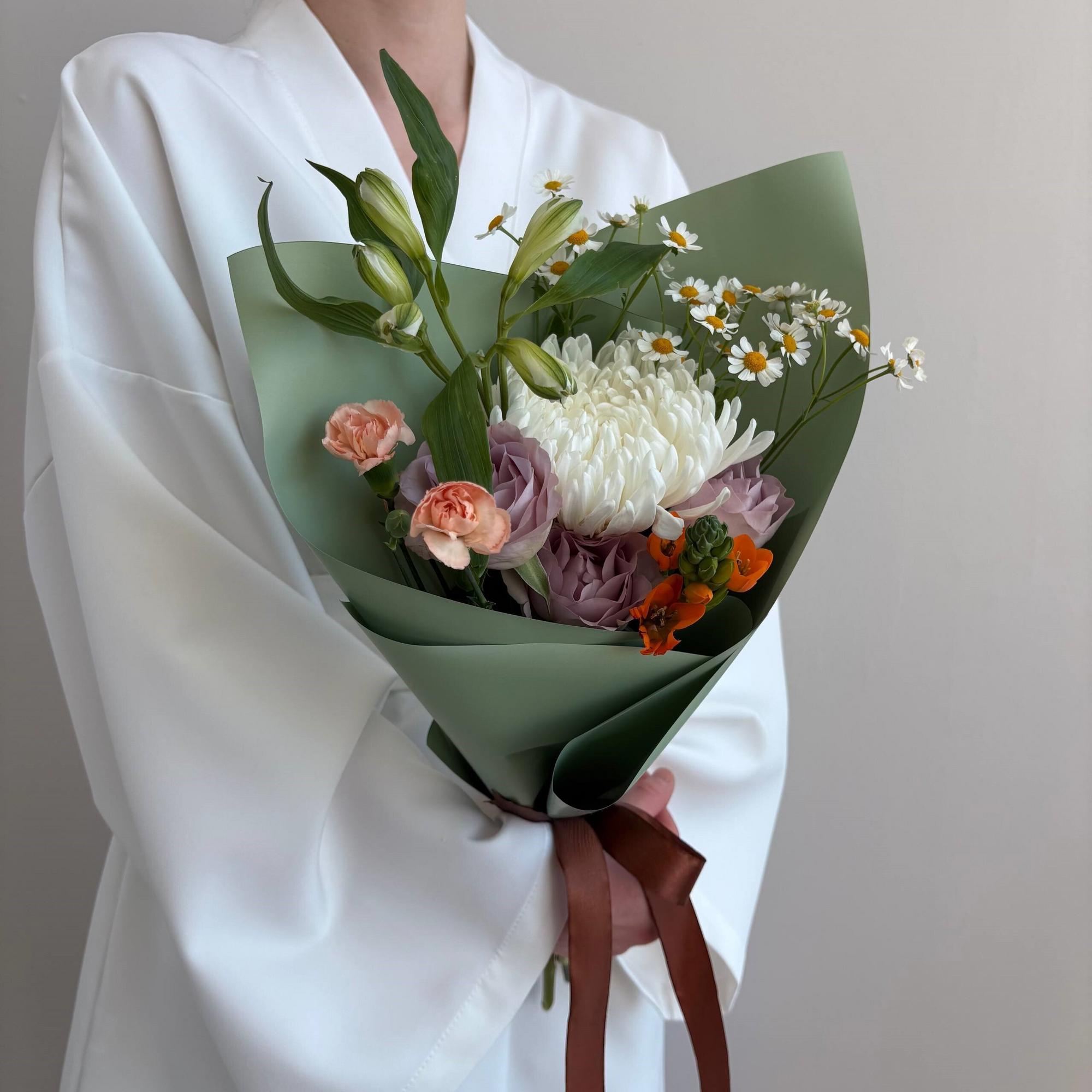 Интересный букет с ромашками